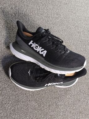 Hoka Mach 4 Size 10.0B in Black/White